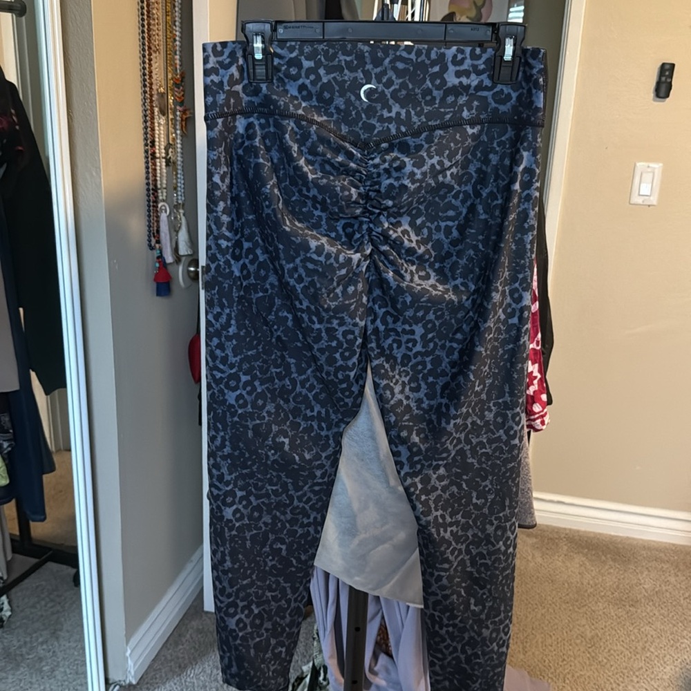 EUC ZYIA Active Blue Leopard Print Scrunchy Butt Leggings Size L fits 8-10 - Picture 3 of 5